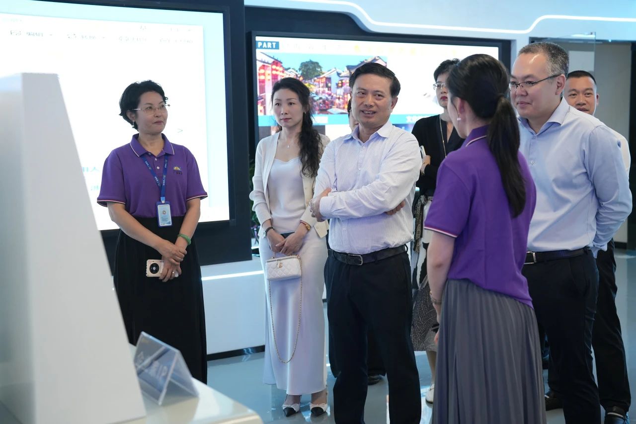 民盈集团、天安数码城辅导一行光临人生就是博官网集团参观互换