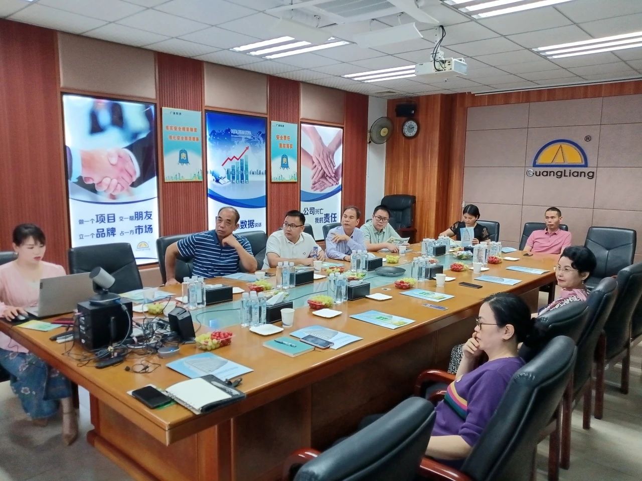 高州市根子镇当局党委及商会辅导一行光临人生就是博官网集团互换座谈同谋发展