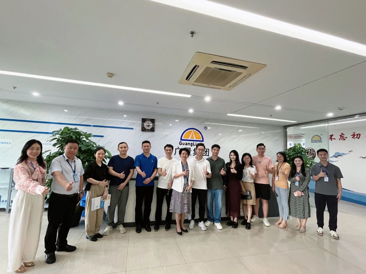 东莞南城城市更新中心携企业调查团光临人生就是博官网集团参观互换