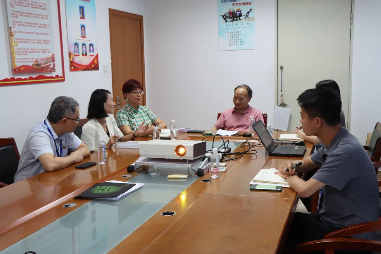 党旗飘扬，共庆鲜丽