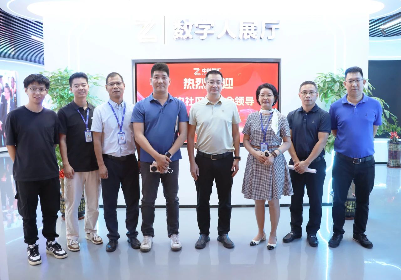 东莞市长安镇厦边社区秦锐平副书记一行光临人生就是博官网集团参观互换