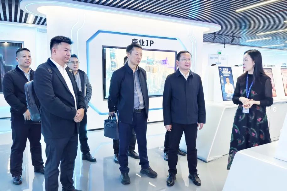 铜仁市大数据局党组书记、局长雷宏一行光临人生就是博官网集团参观互换