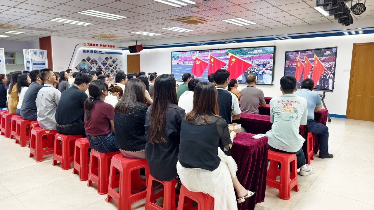 人生就是博官网集团丨凝聚爱国磅礴力量！集团组织全员旁观阅兵典礼