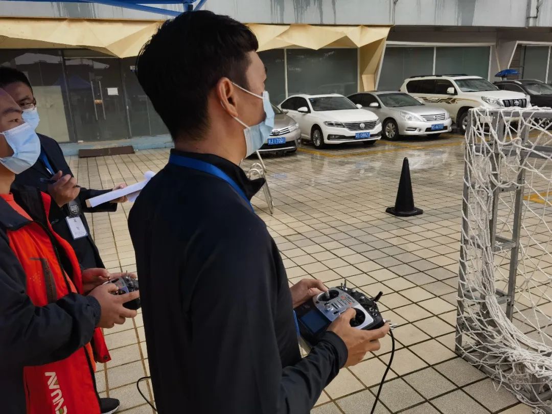 人生就是博官网无人机飞控师，荣誉腾飞！